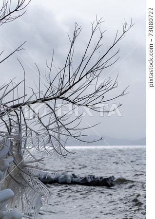 Splash ice on Lake Inawashiro, Fukushima Prefecture Splash ice on Lake Inawashiro, Fukushima Prefecture 73080722