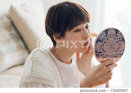 Women who are worried about rough skin, women who are worried about looking at the hand mirror 73080967