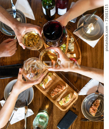 People clinking wine glasses at the restaurant, top view 73081315