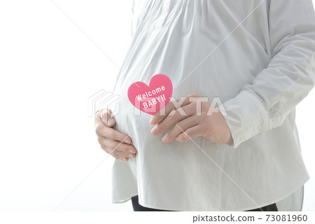 孕婦/孕婦形象與她的肚子上的心臟對象 孕婦/孕婦形象與她的肚子上的心臟對象 73081960
