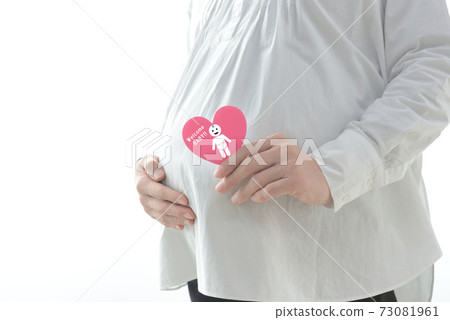孕婦/孕婦形象與她的肚子上的心臟對象 孕婦/孕婦形象與她的肚子上的心臟對象 73081961