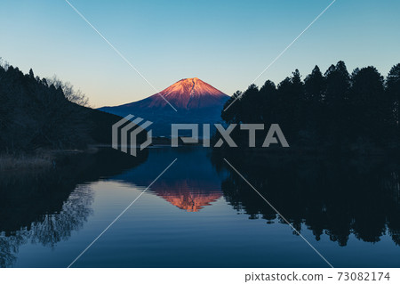 Scenery of Mt. Fuji and Lake Tanuki at dusk in winter January Scenery of Mt. Fuji and Lake Tanuki at dusk in winter January 73082174