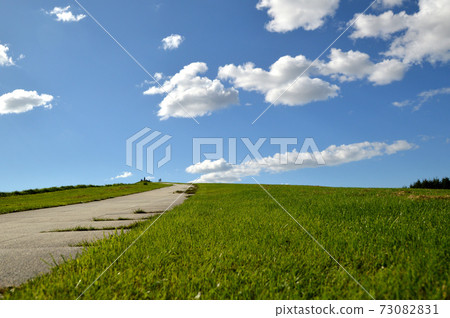 Road leading to the summit 73082831