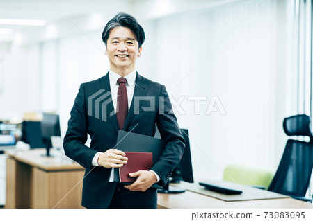 40多歲的商人 73083095