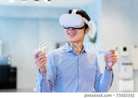 男人在VR中體驗虛擬現實 73083382