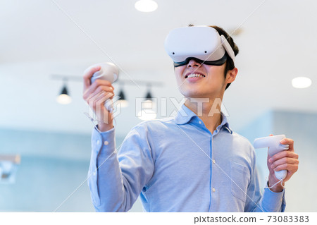 男人在VR中體驗虛擬現實 73083383