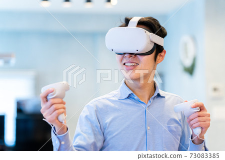 男人在VR中體驗虛擬現實 73083385