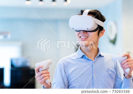 男人在VR中體驗虛擬現實 73083386