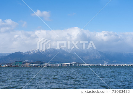 希拉山和琵琶湖橋的風景,被雪雲覆蓋 希拉山和琵琶湖橋的風景,被雪雲覆蓋 73083423