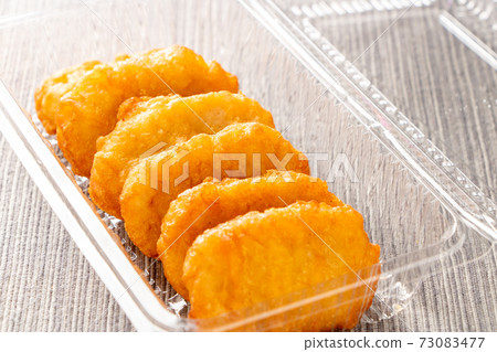 Chicken nuggets in a takeaway container. Chicken nuggets in a takeaway container. 73083477