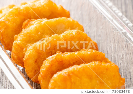 在外賣容器中的雞塊。 在外賣容器中的雞塊。 73083478