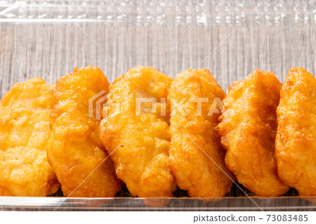 Chicken nuggets in a takeaway container. Chicken nuggets in a takeaway container. 73083485