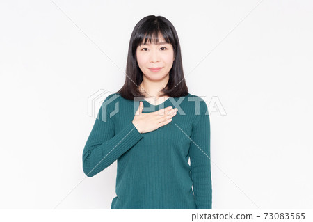 A woman standing in front of a white background... - Stock Photo [73083565]  - PIXTA