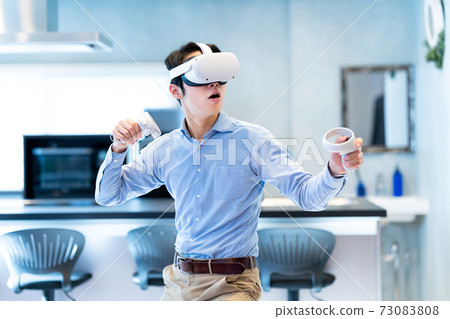 男人在VR中體驗虛擬現實 73083808