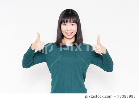 站立在白色背景前面和做一個喜歡姿態的婦女 站立在白色背景前面和做一個喜歡姿態的婦女 73083995