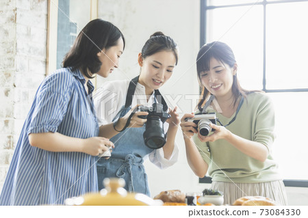 拍照片烹調的婦女 73084330