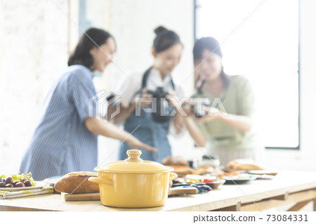 拍照片烹調的婦女 73084331
