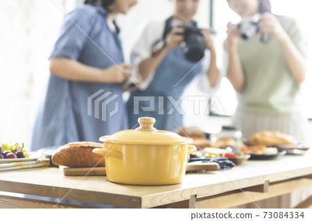 拍照片烹調的婦女 73084334