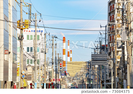 從新潟站前的Ryusakujo Gosetsuji看到，餐館排成一排的萬代町通街 73084375