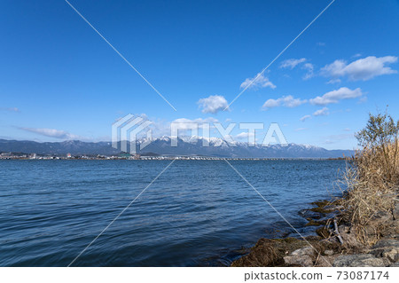 在一個冬日里看到的雪range平山脈和琵琶湖大橋 在一個冬日里看到的雪range平山脈和琵琶湖大橋 73087174