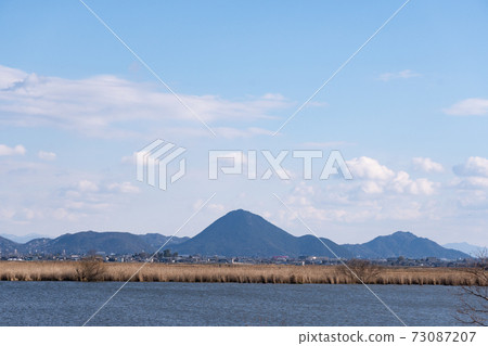 從琵琶湖岸邊看的三上山地區 從琵琶湖岸邊看的三上山地區 73087207