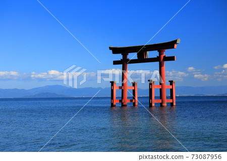 琵琶湖和大鳥居在水面上 琵琶湖和大鳥居在水面上 73087956