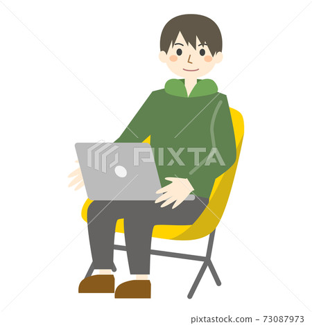 在筆記本電腦上工作的戶外椅子 在筆記本電腦上工作的戶外椅子 73087973