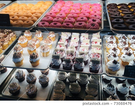 Donuts & cakes 73088476