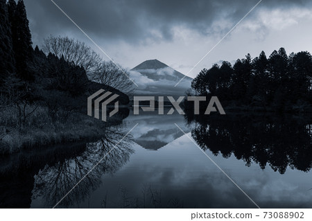一月黎明的谷狸湖風景 73088902