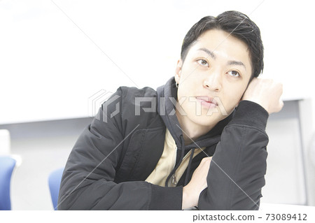 Young man looking up 73089412
