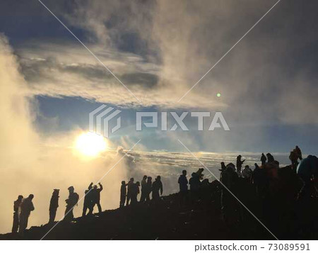 人們在富士山的頂部看日出 73089591