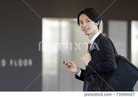 與智能手機的年輕商人 與智能手機的年輕商人 73090087