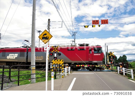 Railroad crossing where the train passes 73091038