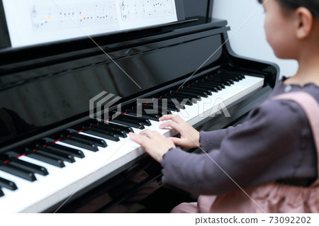 5歲女孩彈立式鋼琴 73092202