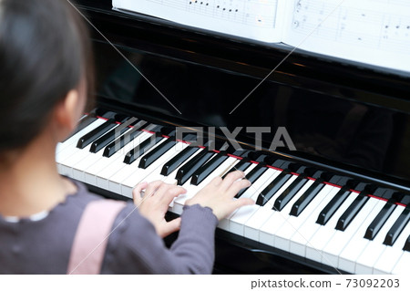 5歲女孩彈立式鋼琴 5歲女孩彈立式鋼琴 73092203