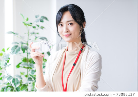 在辦公室使用智能手機的女商人 在辦公室使用智能手機的女商人 73095137