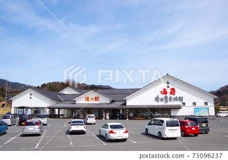 Sake brewery roadside station with visitors' cars lined up in the parking lot and the scenery of the bright blue sky ... Kamedake (sunny), Okuizumo-cho, Nita-gun, Shimane Prefecture 73096237