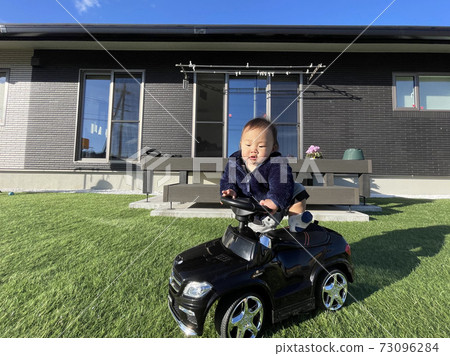 Playing in the garden with car toys Playing in the garden with car toys 73096284