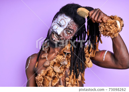 primitibe aborigen man try to use comb in a right way 73098262