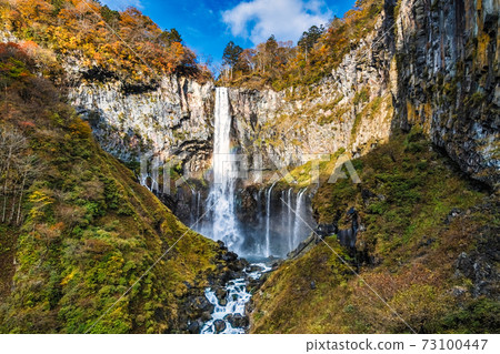 [Autumn leaves of Kegon Falls and a subtle rainbow] 73100447