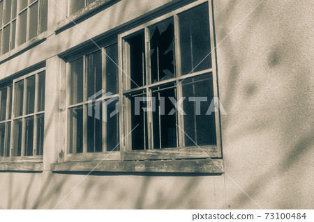 破碎的窗戶玻璃[廢棄的教學樓] 73100484