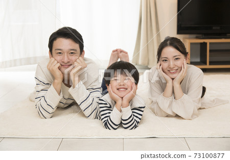3個父母和孩子的家庭 3個父母和孩子的家庭 73100877