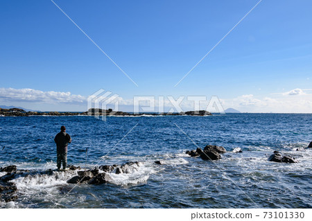 在南伊豆/惠比壽島釣魚的人 在南伊豆/惠比壽島釣魚的人 73101330