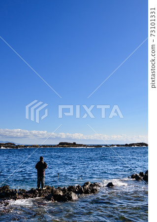 在南伊豆/惠比壽島釣魚的人 在南伊豆/惠比壽島釣魚的人 73101331