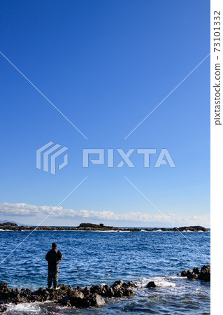 在海灘上釣魚的人的背影 在海灘上釣魚的人的背影 73101332