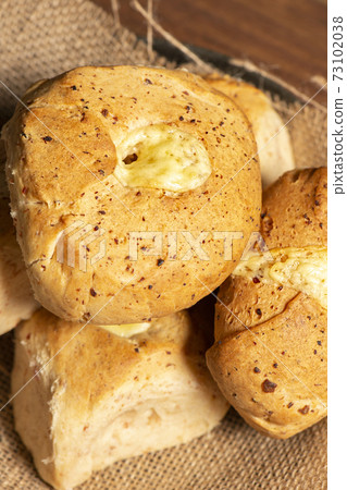 Cheese and bacon rolls 73102038