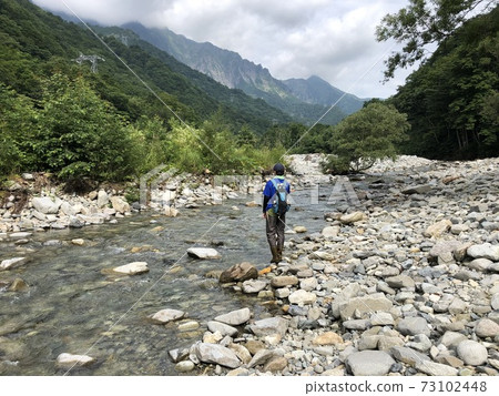 第一次在山間溪流釣魚 第一次在山間溪流釣魚 73102448