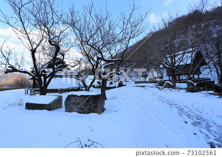 積雪覆蓋的千曲市森幕府將軍塚國芳館,信濃村,恢復居住 積雪覆蓋的千曲市森幕府將軍塚國芳館,信濃村,恢復居住 73102561