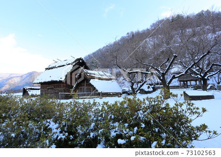 積雪覆蓋的千曲市森幕府將軍塚國芳館,信濃村,恢復居住 積雪覆蓋的千曲市森幕府將軍塚國芳館,信濃村,恢復居住 73102563