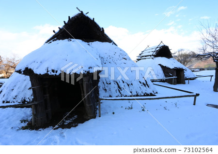 積雪覆蓋的千曲市森幕府將軍塚國芳館,信濃村,恢復居住 積雪覆蓋的千曲市森幕府將軍塚國芳館,信濃村,恢復居住 73102564